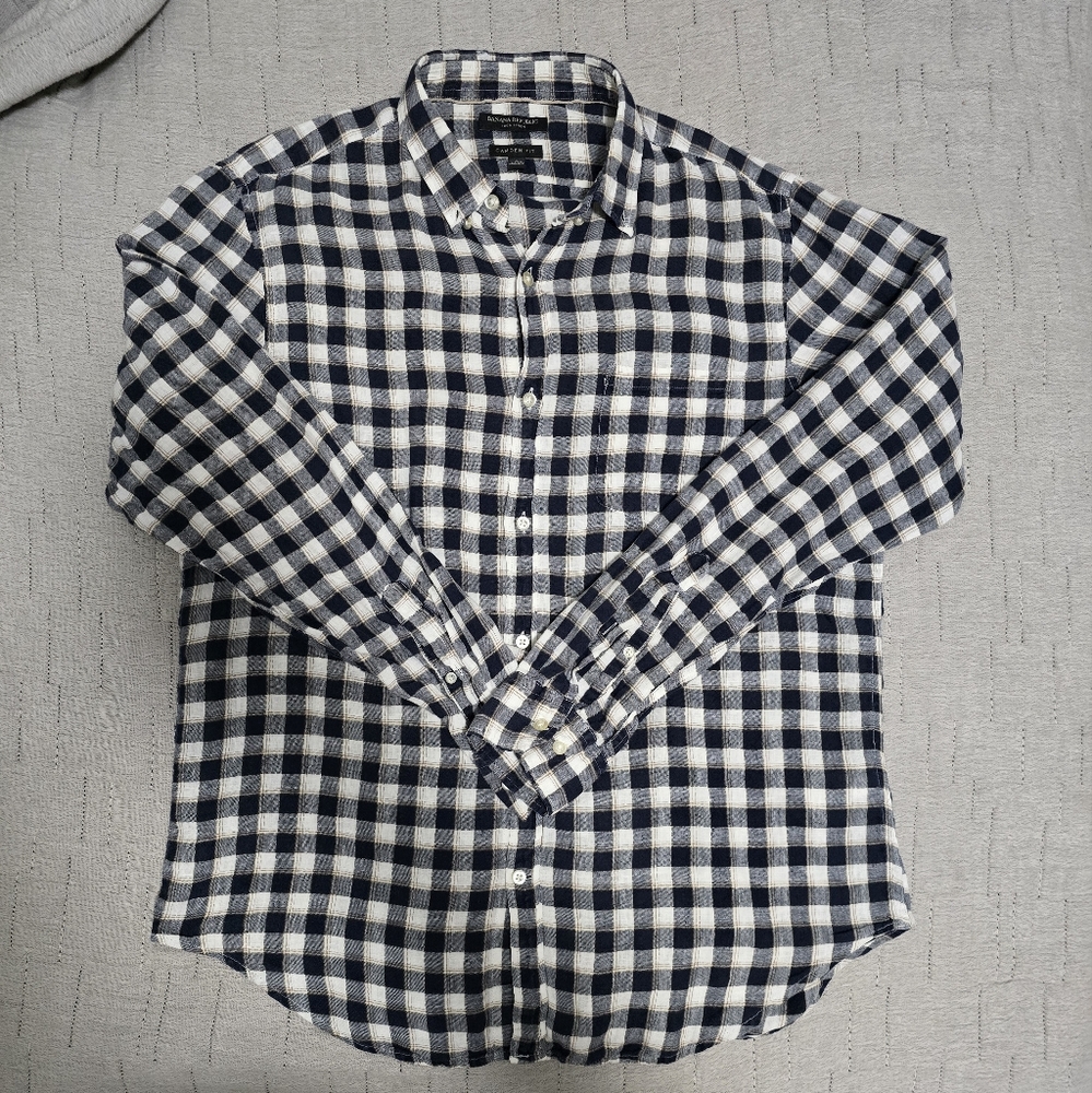 Banana Republic navy and white check long sleeve linen button-down shirt